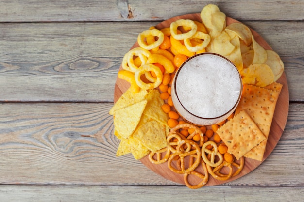 Amplia selección de snacks para cerveza en madera.