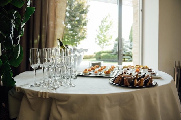 Una amplia variedad de bocadillos en la mesa para los invitados Camarones cerdo hervido varios tipos de carne y otros productos