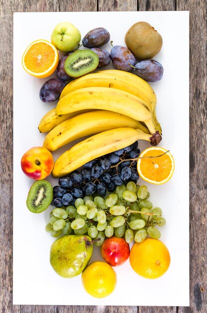 Una amplia variedad de frutas sobre fondo blanco.