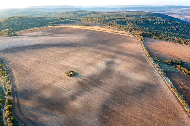 Amplia vista aérea desde drones hasta campos agrícolas procesados