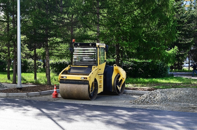 Amplia vista de las apisonadoras trabajando en el nuevo sitio de construcción de carreteras