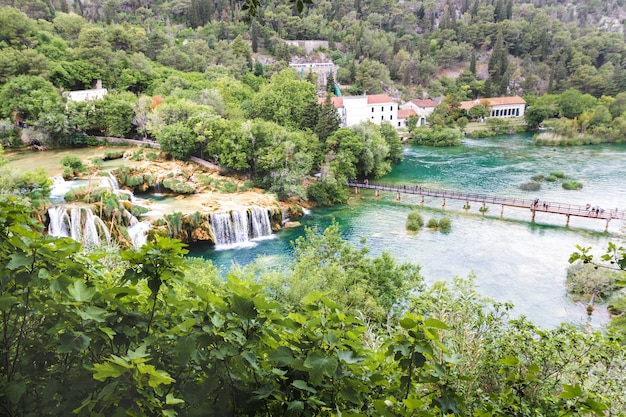 Una amplia vista desde la cima de las cascadas Krka, Croacia en mayo