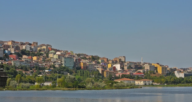 Amplia vista de Estambul sobre casas en el centro de la ciudad