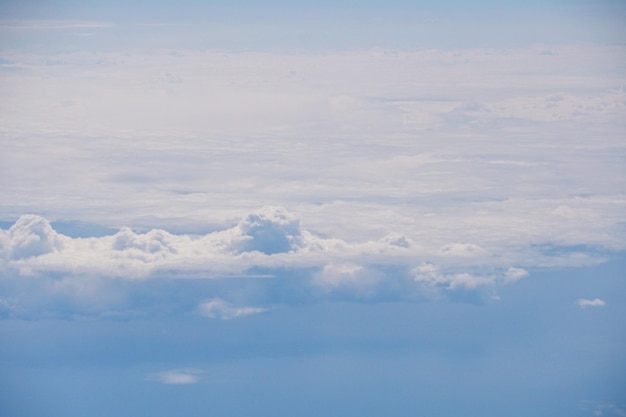 Amplia vista de las nubes desde arriba desde el avión.