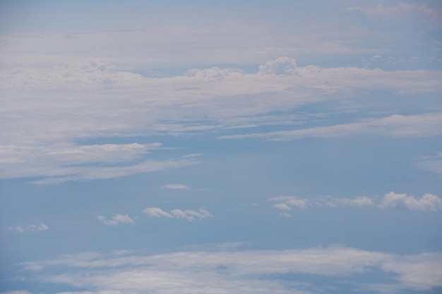 Amplia vista de las nubes desde arriba desde el avión.