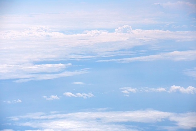 Amplia vista de las nubes desde arriba desde el avión.