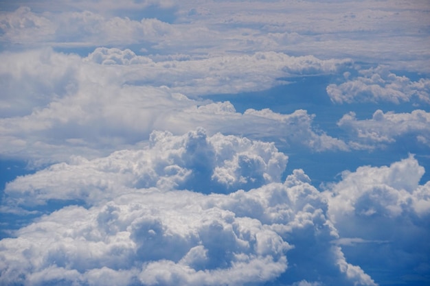 Amplia vista de las nubes desde arriba desde el avión.