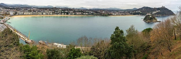 Foto amplia vista panorámica de la famosa bahía de la concha en san sebastián, país vasco, españa