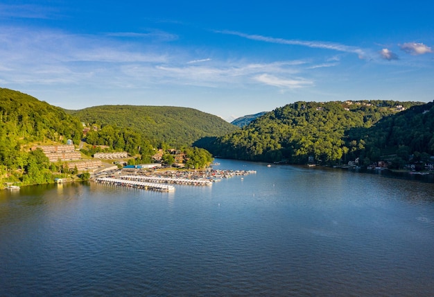 Amplia vista panorámica del lago Cheat cerca de Morgantown en Virginia Occidental desde un dron aéreo disparado sobre el agua