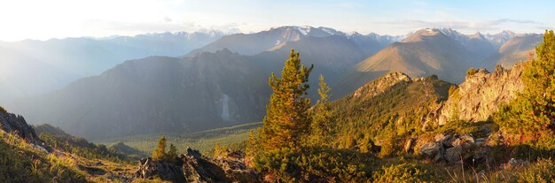 Una amplia vista panorámica de las montañas de Altai, luz de la mañana.