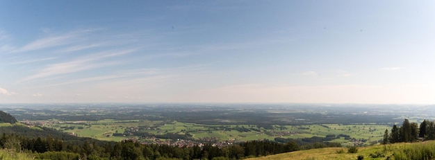 Foto amplia vista panorámica sobre rosenheim y la b15 a lo largo de la posada