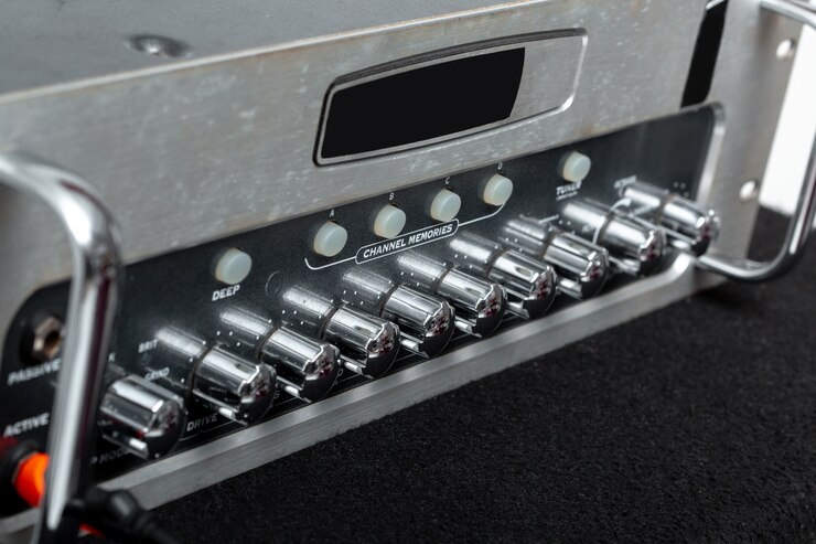 Foto amplificador de som para conexão ao microfone e ao mixer no estúdio de gravação