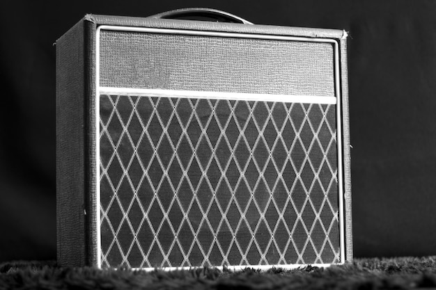 Foto amplificador de guitarra antiguo tipo maleta fotografía en blanco y negro músicos bandas instrumentos