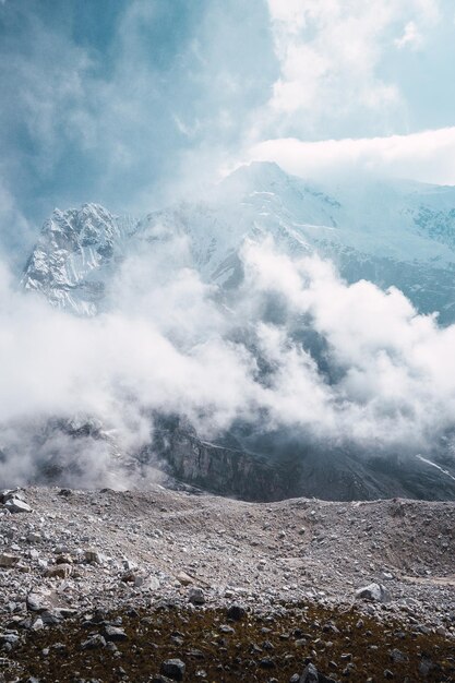 Amplio ángulo de visión de la montaña Salktantay en un día nublado