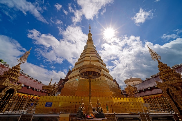 Amplio ángulo de visión de la pagoda dorada en el templo Wat Phra That Cho Hae en la provincia de Phrae, Tailandia, destino de viaje religioso antiguo templo sagrado