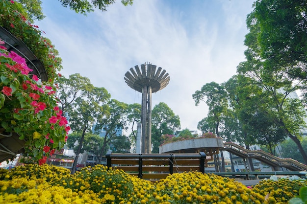 Foto amplio ángulo de visión del pilar lotus una arquitectura icónica en turtle lake ho con rua con cielo azul en saigon