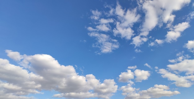 Amplio cielo azul y nubes blancas y esponjosas.