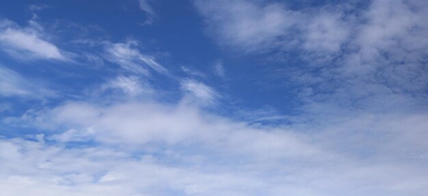 Amplio cielo azul con nubes durante el día