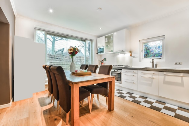 Amplio comedor con una cocina bien equipada completa en una casa acogedora y una ventana panorámica