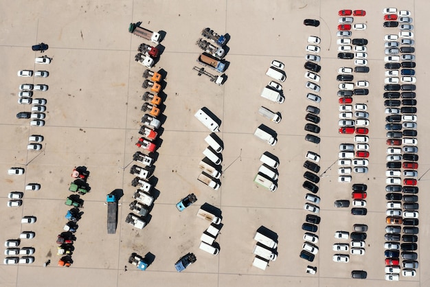 Amplio estacionamiento con vista de autos desde arriba