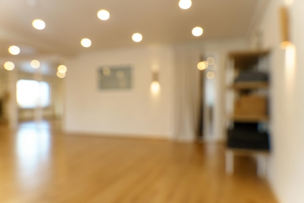 Un amplio gimnasio vacío en un moderno centro de fitness Sala de yoga Diseño de interiores Sala brillante Efecto de desenfocado suave