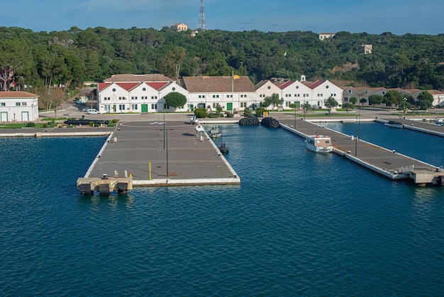 Foto amplio muelle de carga con helipuerto en el puerto de la bahía del mediterráneo.