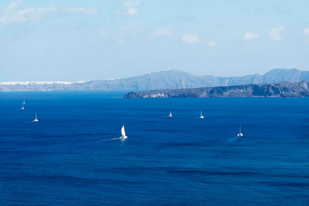 Amplio paisaje con vistas a la isla de Santorini Grecia