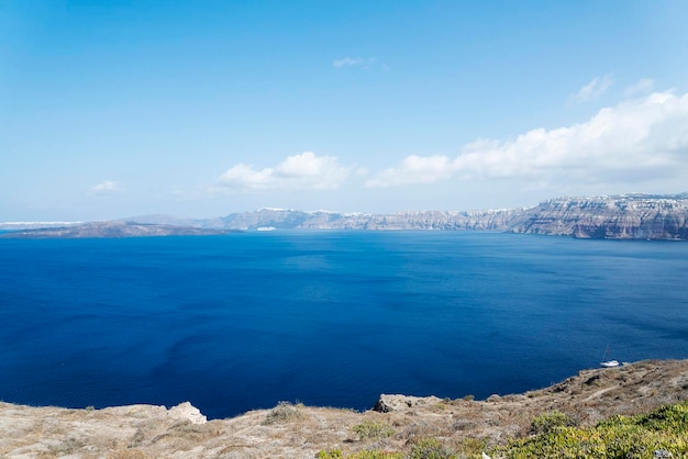 Amplio paisaje con vistas a la isla de Santorini Grecia