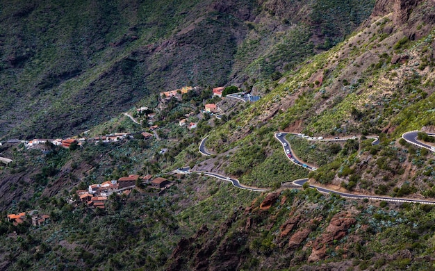 Amplio panorama de la icónica carretera curva del desfiladero de las montañas de Teno hasta el pueblo de Maska en Tenerife. Islas Canarias. España