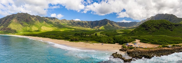 Amplio panorama de la playa y el valle de Makua desde una vista aérea sobre el océano en la costa oeste de Oahu Hawaii