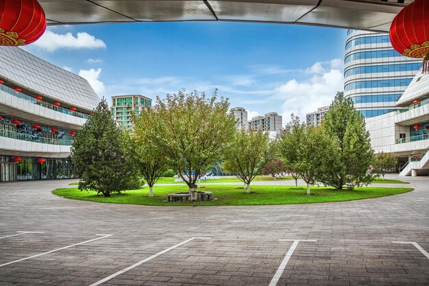 Foto un amplio patio urbano con arquitectura curva y árboles exuberantes