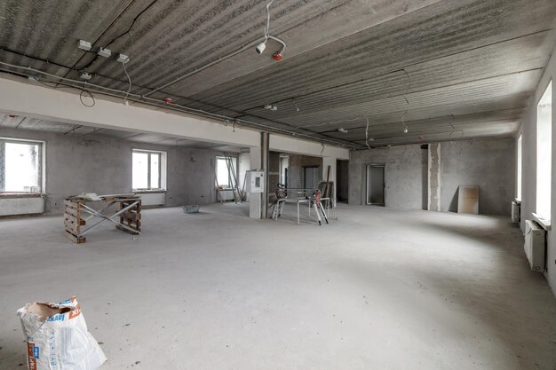 Amplio piso de habitaciones vacías después de completar el trabajo en la pared y el techo