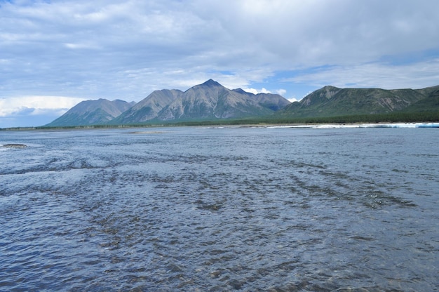 Amplio río de montaña