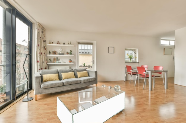 Amplio salón con ventanas panorámicas de estilo abierto y comedor en una casa moderna