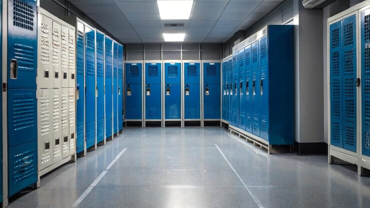 Un amplio vestuario de gimnasio con filas de armarios azules brillantes