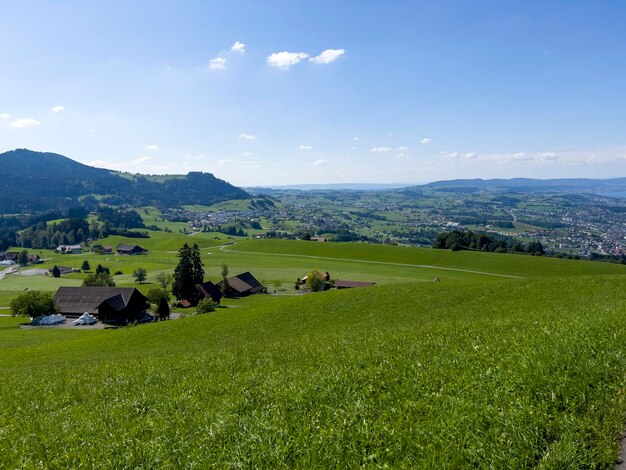 Amplios prados y pueblos en el lago de Zúrich