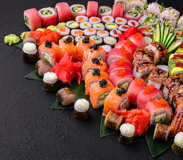 Amplo conjunto de sushi em close-up ou macro