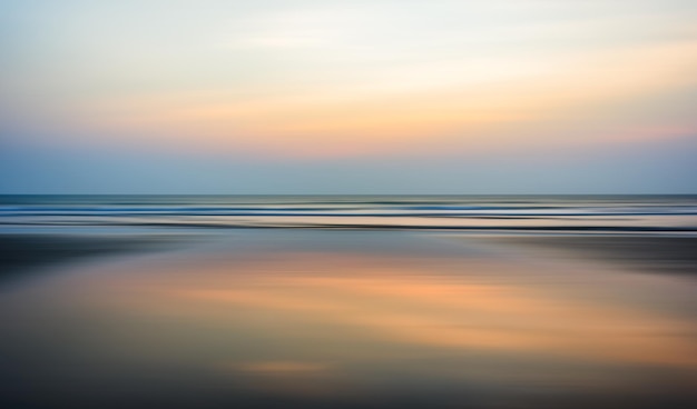 Amplo horizonte do oceano, pôr do sol, borrão, movimento, abstração
