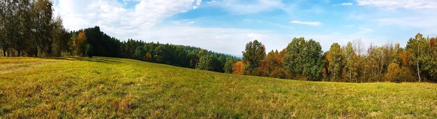 Amplo panorama de uma paisagem montanhosa idílica em um dia ensolarado de outono