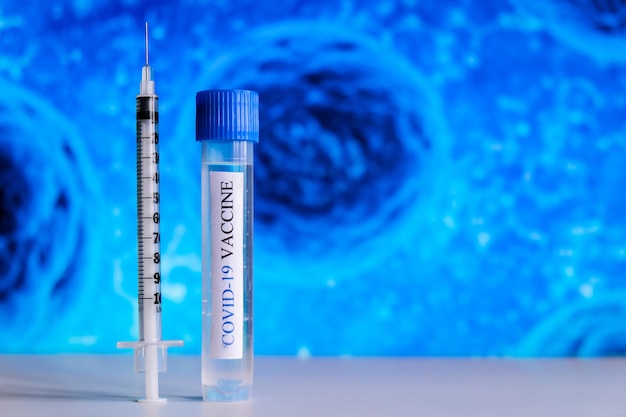 Ampolas de seringa vacina covid em uma bancada de laboratório combatem a pandemia de coronavírus sarscov coronavi...