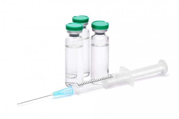 ampolas médicas com medicamento ou vacina e seringa isolado no fundo branco com traçado de recorte