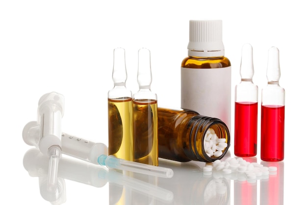 ampolas médicas, frascos e seringas isolados em branco