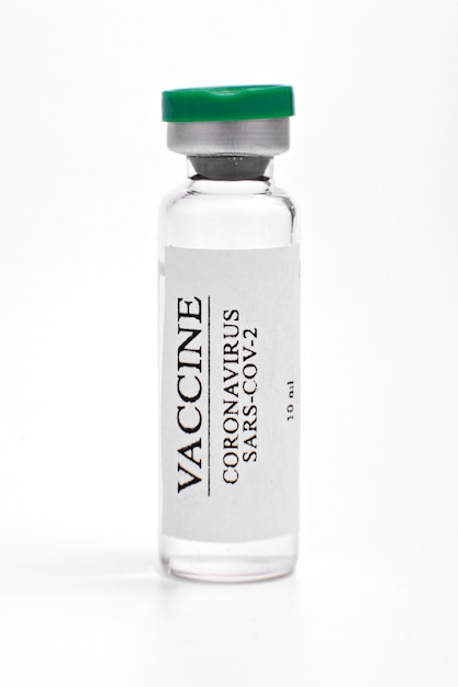 Ampolla con vacuna Covid-19 en laboratorio. para luchar contra la pandemia del coronavirus sars-cov-2. Vial de vidrio