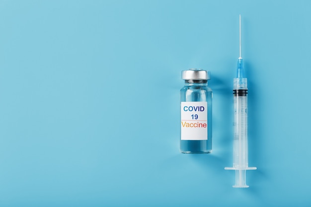 Una ampolla con una vacuna y la inscripción COVID-19 en la etiqueta de la ampolla,
