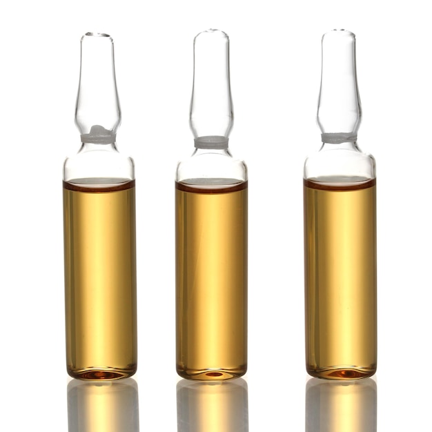 Ampollas médicas con líquido amarillo aislado en blanco