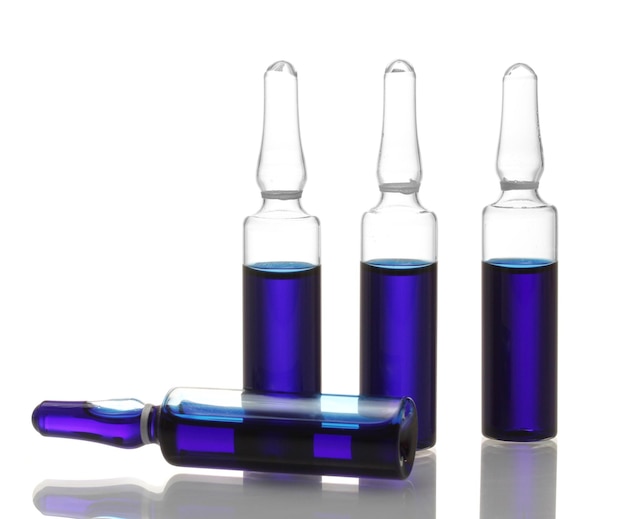 Foto ampollas médicas con líquido azul aislado en blanco