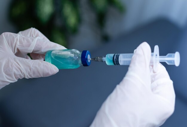 ampollas con la vacuna Covid-19 en una mesa de laboratorio. para combatir la pandemia del coronavirus sars-cov-2.