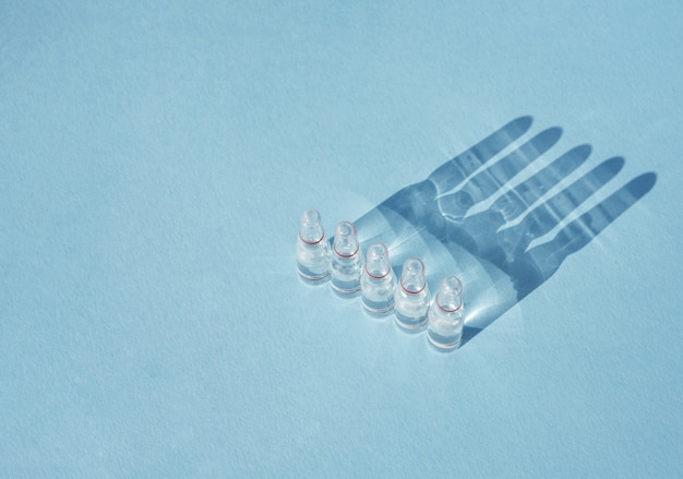 Ampollas de vidrio con vacuna de medicamentos para inyecciones médicas y cosméticas.