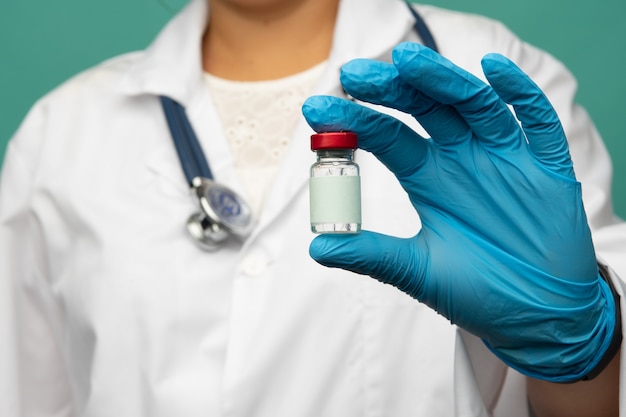 Ampulle mit Medizin in Arzthand, Impfung