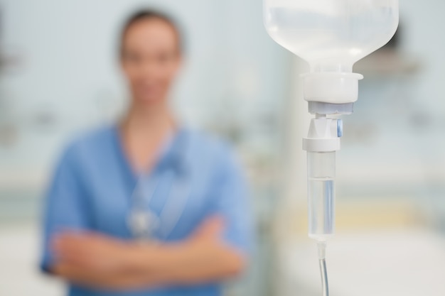 Ampulle vor einer Krankenschwester